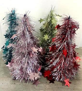 ARBOL DE MESA 28CM C/ESTRELLAS  VARIOS COLORES